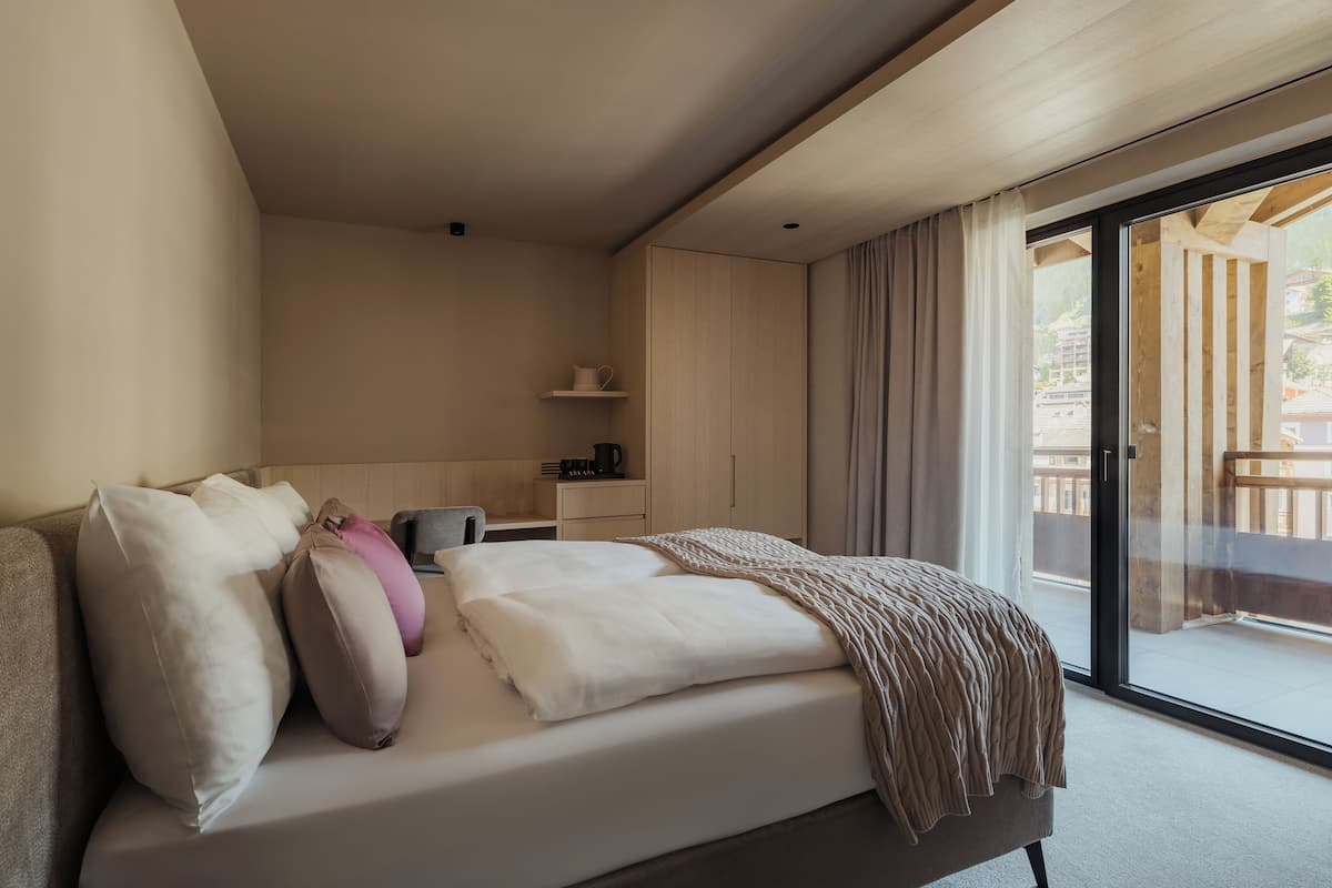 Comfort Room, River View | Egyptian cotton sheets, premium bedding, down comforters, in-room safe