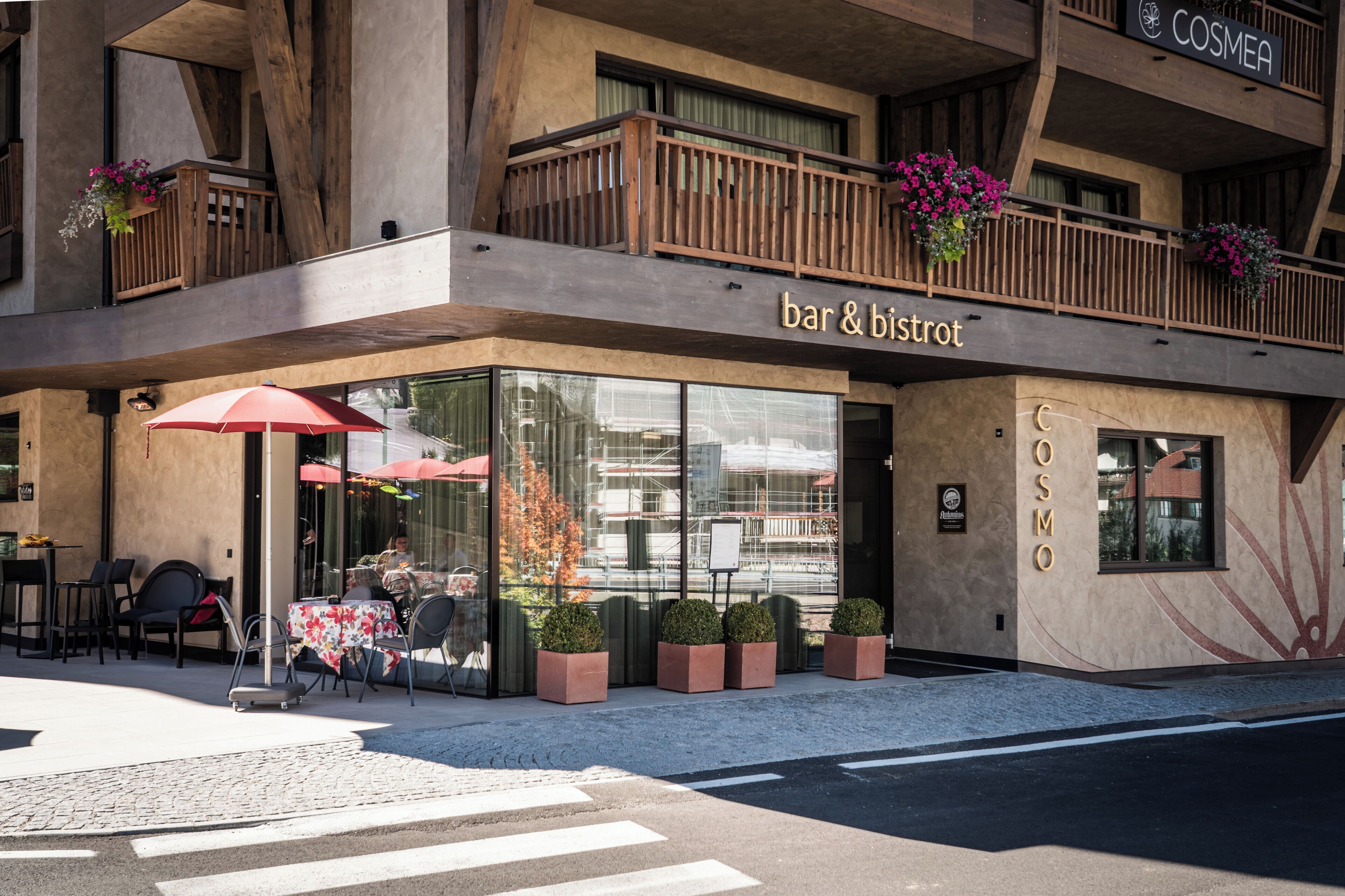 Breakfast, lunch, dinner served; Italian cuisine, alfresco dining 