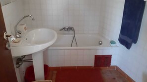 Haartrockner, Handtücher, Seife, Toilettenpapier
