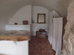1 bedroom, bed sheets