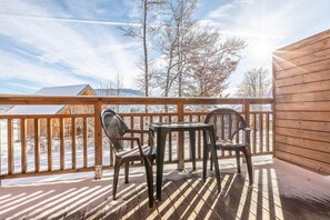Outdoor dining - Wifi, 200m from resort center, swimming pool, sauna, terrace, balcony, parking, tv, ski locker, 56m² (Les Déserts)