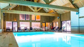 An indoor swimming pool with wooden beams and large windows. - Wifi, 100m from ski slopes, swimming pool, sauna, terrace, balcony, parking, tv, ski locker, 56m² (Les Déserts)
