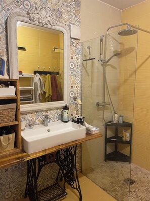 Shower, hair dryer, towels, toilet paper - BONZINI, PÉTANQUE, PING-PONG AND SWIMMING POOL 5 mns from SAINTE VICTOIRE... (Châteauneuf-le-Rouge)