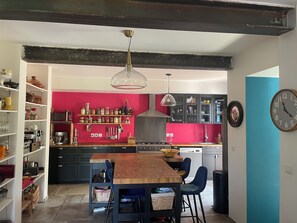 Een koelkast, een microgolfoven, een oven, een vaatwasser