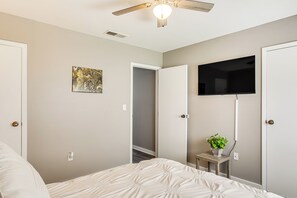 3 habitaciones, tabla de planchar con plancha, internet y ropa de cama 