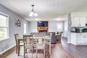 TV, fireplace - 5 Mi to Dtwn: Family-Friendly Fayetteville Home! (Fayetteville)