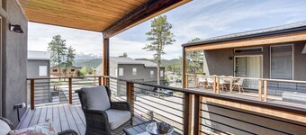 Dtwn Woodland Park Townhome w/ Covered Deck