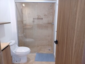 Dusch, hårtork, handdukar och tvål