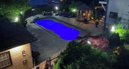 Luxury Lakefront Suite - Hot Tub & Amenities!