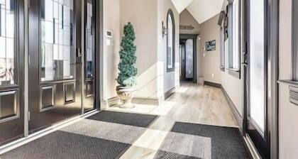 Luxury Lakefront Suite - Hot Tub & Amenities!