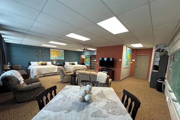 3 bedrooms, desk, iron/ironing board, free WiFi