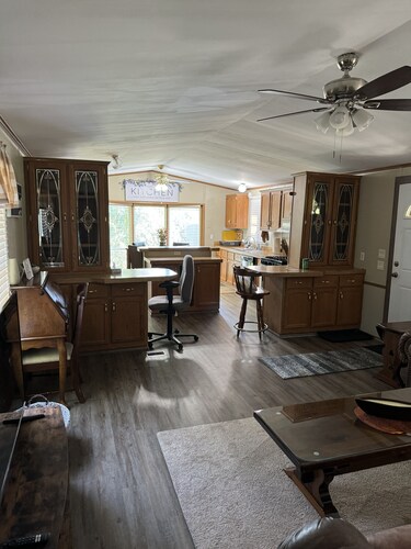 3-bedroom mobile home 2 miles from Kaw Lake in beautiful Burbank with AC, WiFi