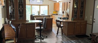 3-bedroom mobile home in beautiful Burbank with AC, WiFi