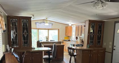 3-bedroom mobile home in beautiful Burbank with AC, WiFi