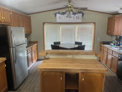 3-bedroom mobile home 2 miles from Kaw Lake in beautiful Burbank with AC, WiFi