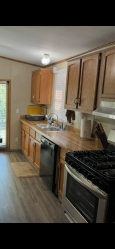 3-bedroom mobile home in beautiful Burbank with AC, WiFi