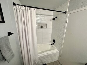 Dusche, Bidet, Handtücher, Seife