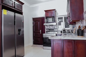 Geladeira, micro-ondas, fogão, cooktop
