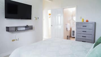 2 Schlafzimmer, Zimmersafe, Schreibtisch, Bügeleisen/Bügelbrett