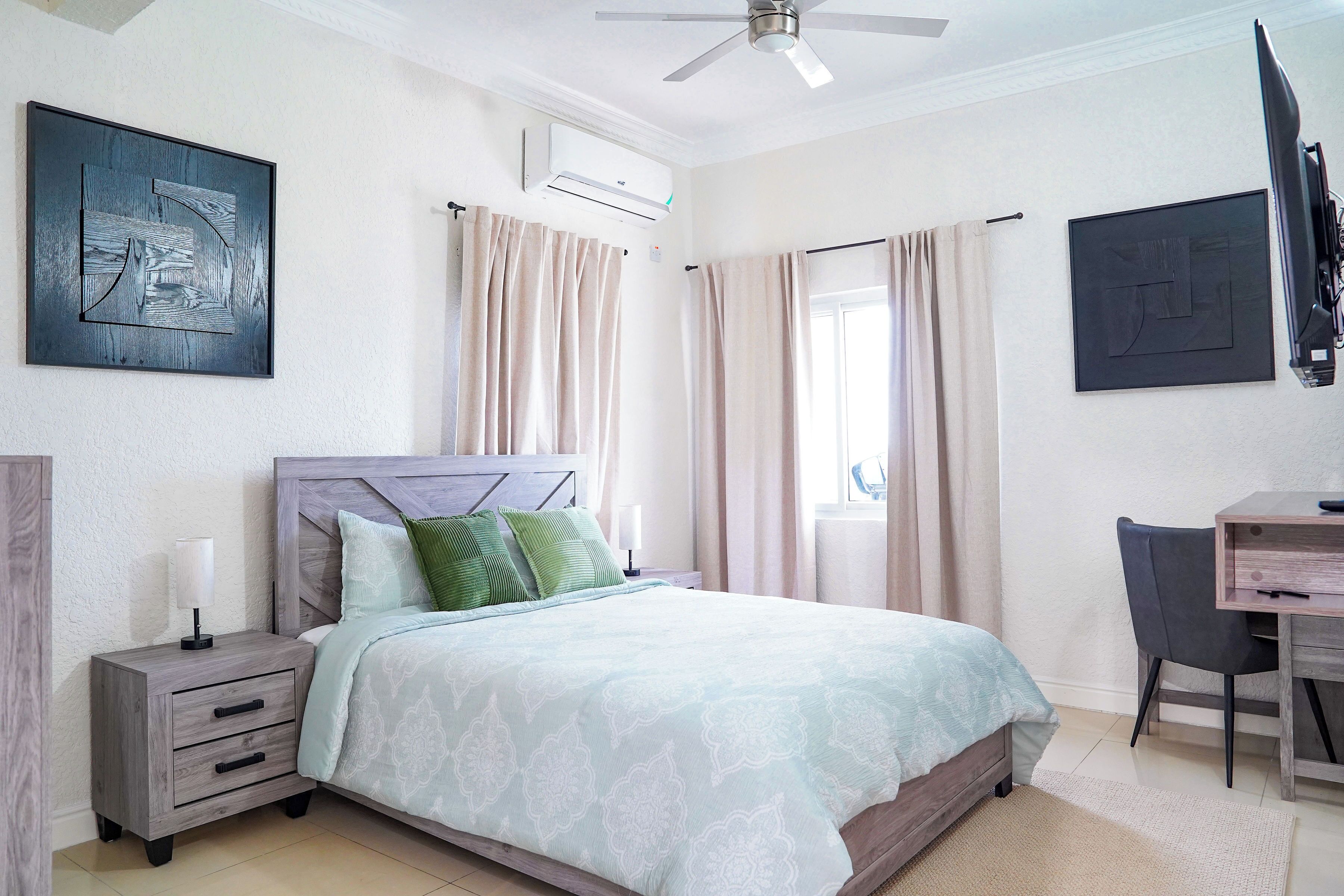 2 Schlafzimmer, Zimmersafe, Schreibtisch, Bügeleisen/Bügelbrett