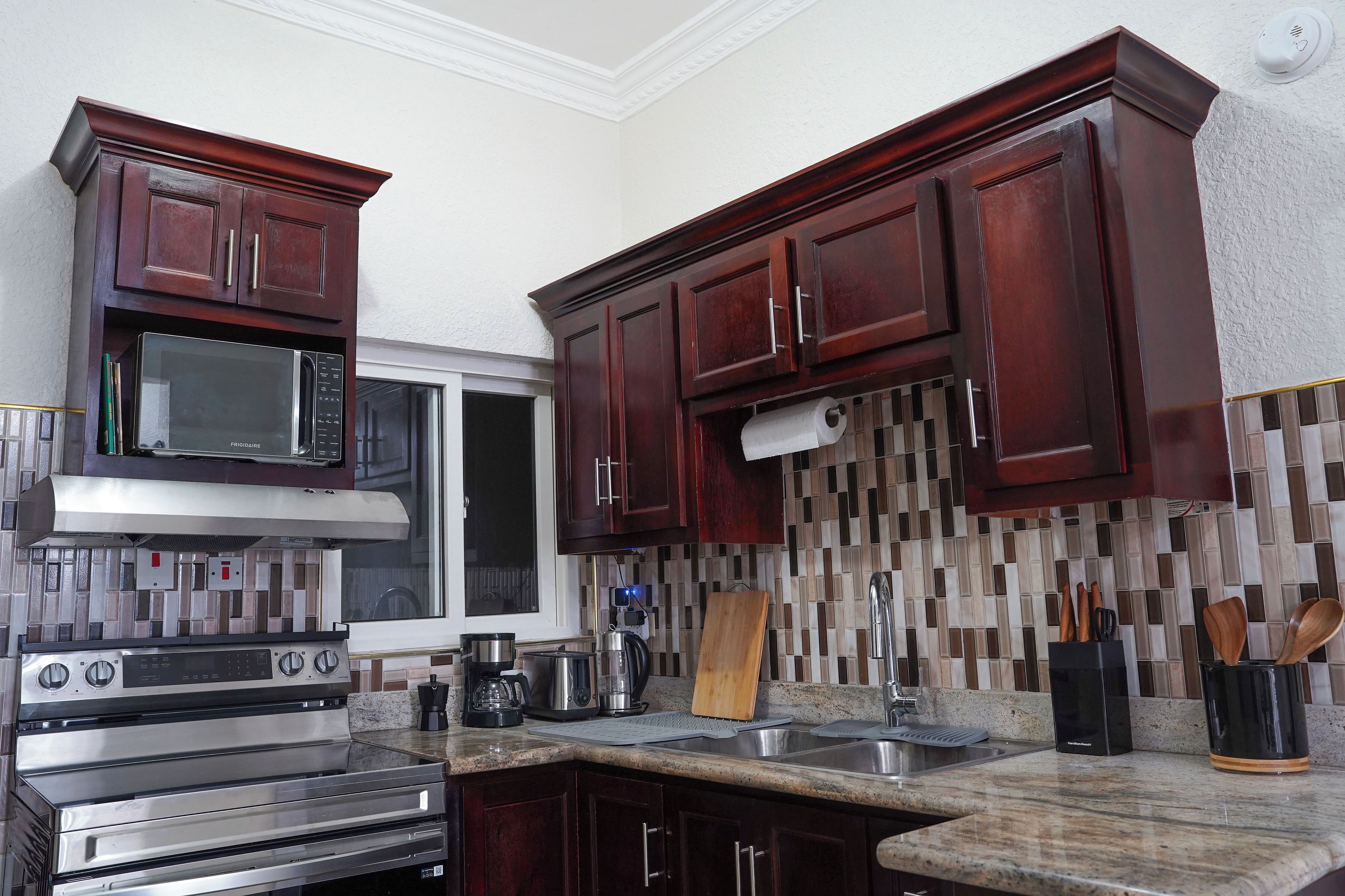 Kühlschrank, Mikrowelle, Ofen, Herdplatte