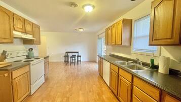 Micro-ondes, four, plaque de cuisson, lave-vaisselle