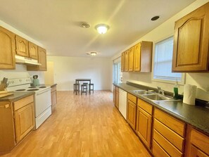 Mikrobølgeovn, ovn, kokeplater og oppvaskmaskin