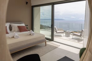 4 chambres, coffres-forts dans les chambres, bureau