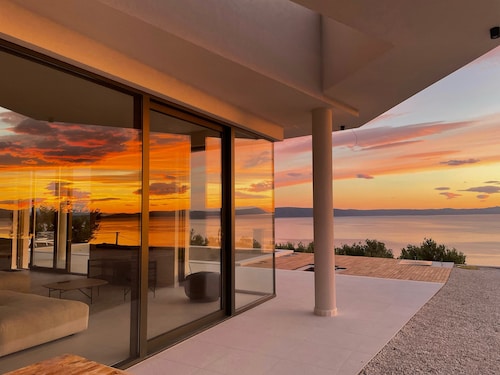 Luxury Villa in Podgora – 4 Bedrooms, Heated Pool, Sea View, AC & WiFi