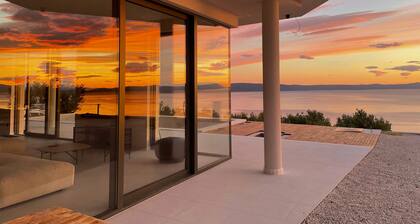 Luxury Villa in Podgora – 4 Bedrooms, Heated Pool, Sea View, AC & WiFi