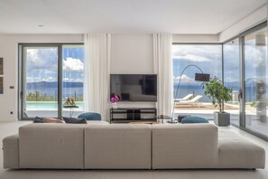Smart TV - Luxury Villa in Podgora – 4 Bedrooms, Heated Pool, Sea View, AC & WiFi (Podgora)
