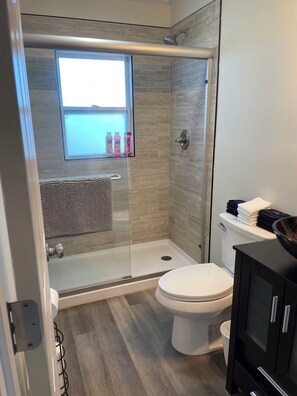 Shower, hair dryer, towels, soap - Holland Villa mins from The Ark Encounter (Williamstown)