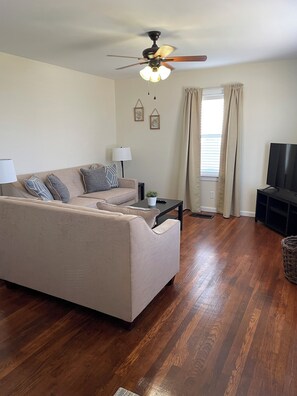 Living area - Holland Villa mins from The Ark Encounter (Williamstown)