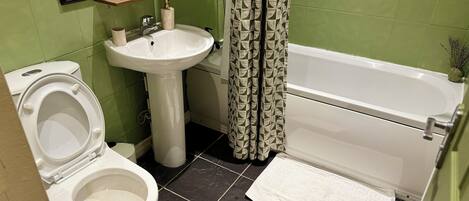 Haartrockner, Handtücher, Seife, Toilettenpapier