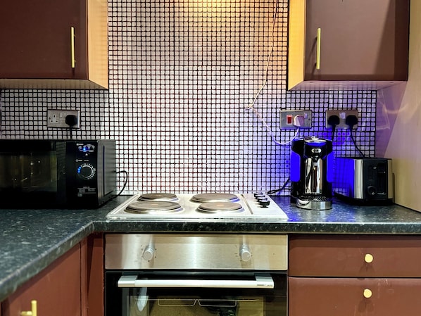 Microondas, horno, placa de cocina, lavavajillas
