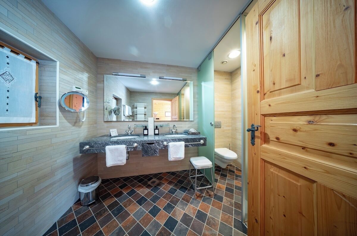 Dusche, Haartrockner, Hausschuhe, Handtücher