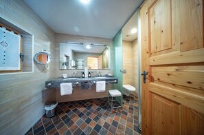 Douche, sèche-cheveux, peignoirs, chaussons