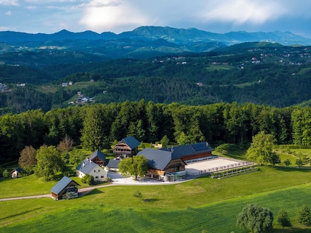 Fachada da propriedade. Posestvo Pule Equestrian Estate