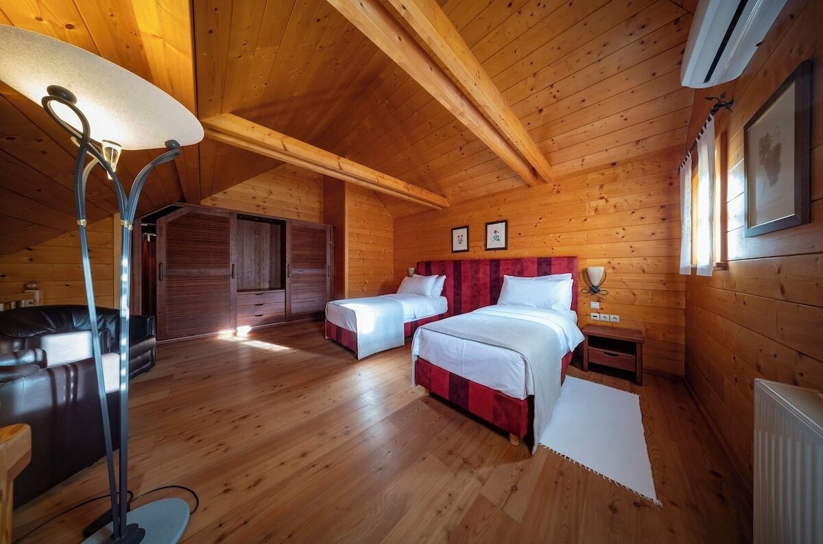 Deluxe-Studiosuite, Terrasse, Talblick | Zimmersafe, Schreibtisch, laptopgeeigneter Arbeitsplatz