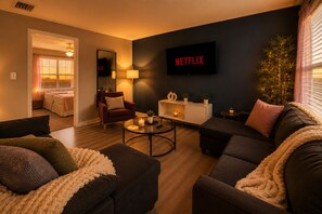 Smart TV, foosball, table tennis - Spacious Austin 3BR Home · Workspace · Sleeps 12 · 10min to UT (Austin)