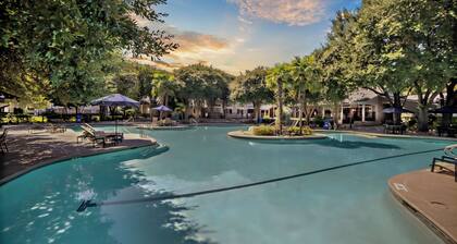 The Magenta - Bold Design + Prime Location + Sleeps 12 + Amenities