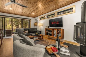 Smart TV, fireplace, books - Relaxing Riverside Retreat: Hot Tub, Sauna, Fire Pit, by Forest & Peak Retreats (Cascade-Chipita Park)