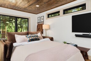 3 habitaciones, tabla de planchar con plancha y ropa de cama 