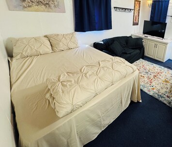 Queen bed and full sofa bed, TV and WiFi