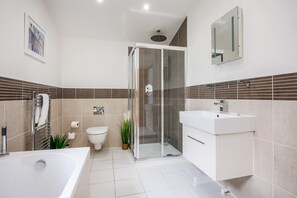 Shower, hair dryer, towels - Oasis - Short Drive to Bournemouth Beach (Bournemouth)