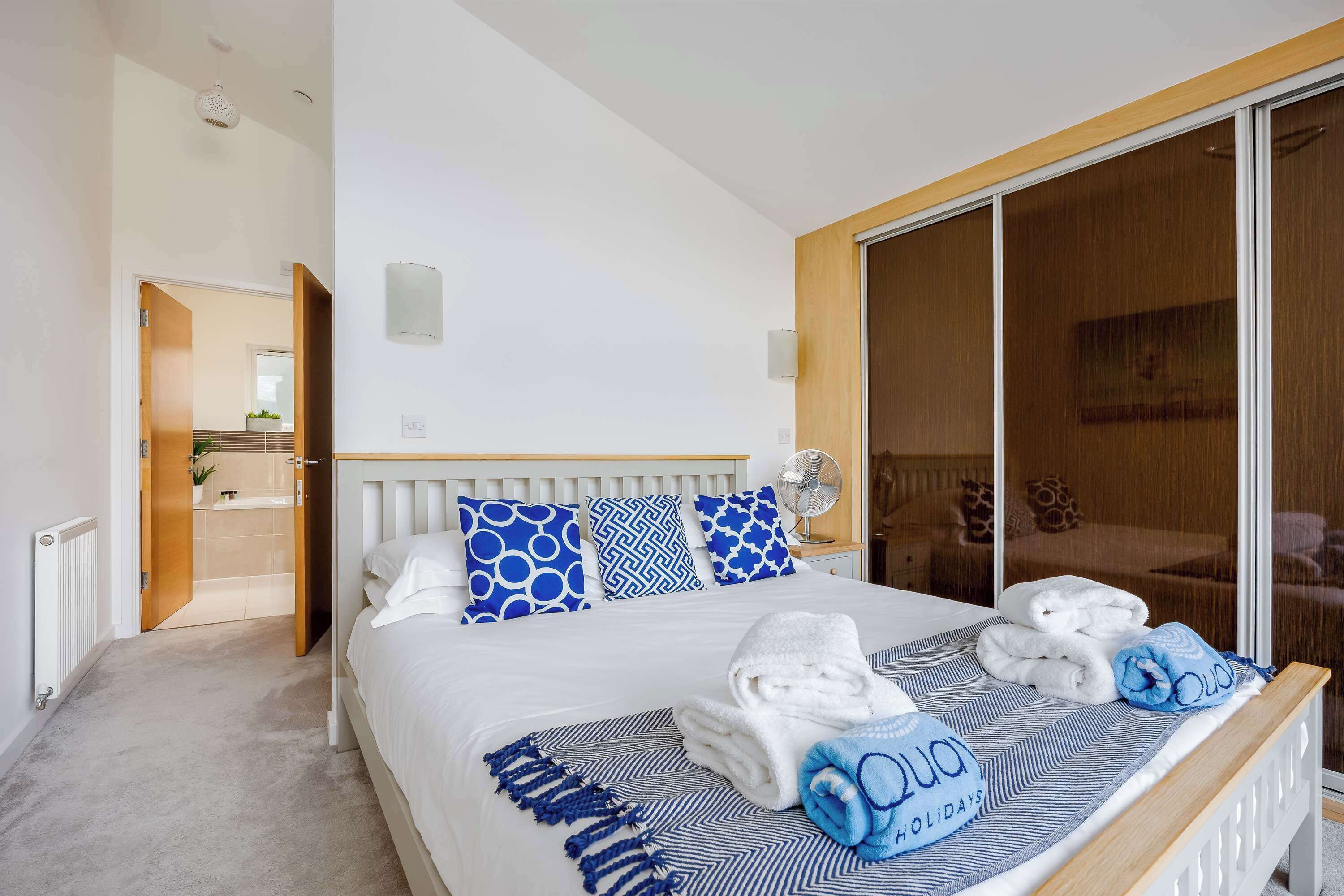 3 slaapkamers, een strijkplank/strijkijzer, wifi, beddengoed