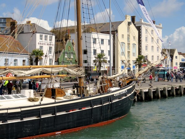 Unclassified image, 1 of 31, button