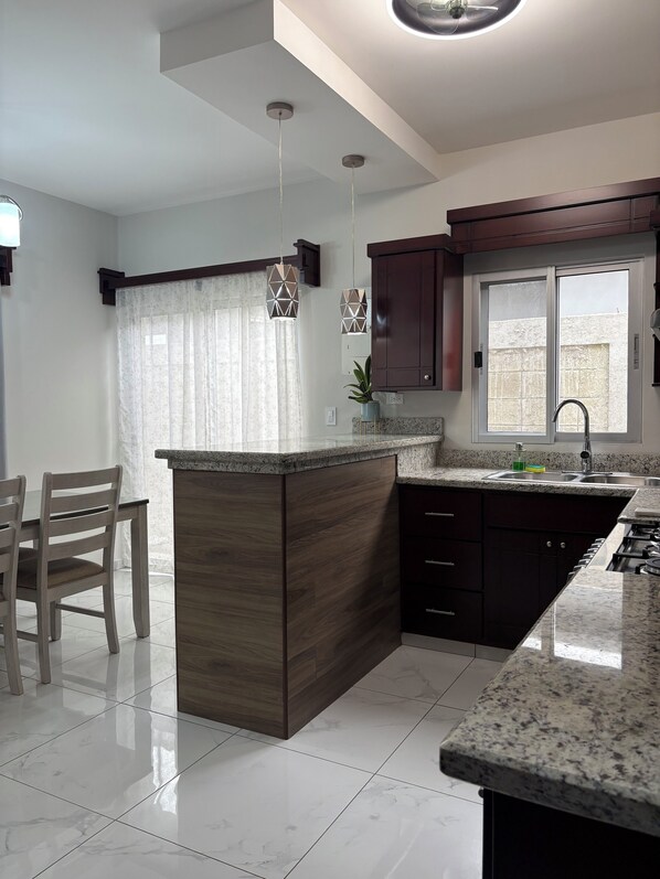 Mikroaaltouuni, uuni, liesi