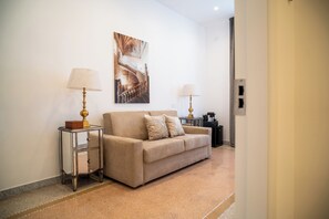 Skrivebord, blendingsgardiner og wi-fi (inkludert)