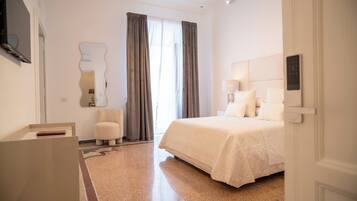 Desk, blackout curtains, free WiFi